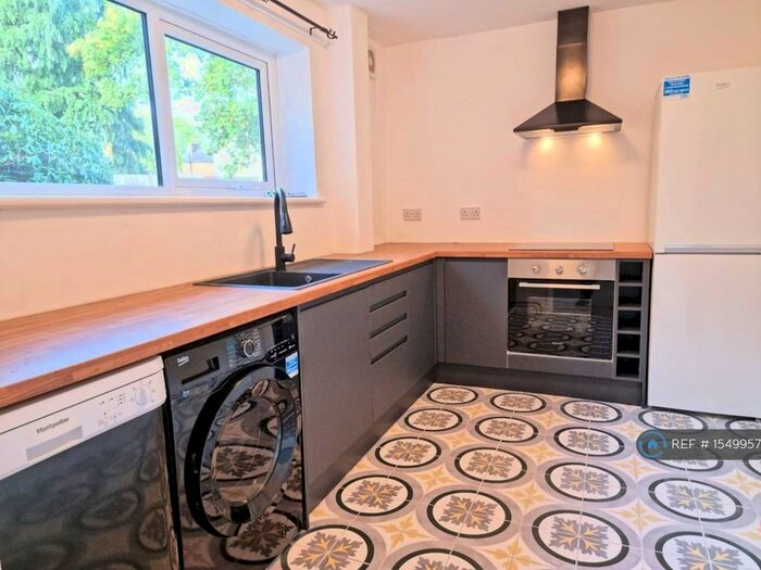 2 Bedroom Flat To Rent In Windsor Court, Kings Norton, Birmingham, B38