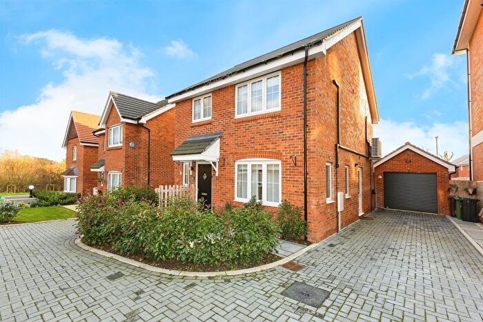 3 Bedroom Detached House For Sale In Phillips Drive, Shinfield, Reading, RG2