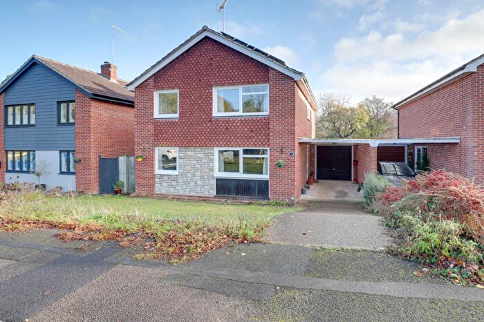 4 Bedroom Link Detached House For Sale In Graveney Drive, Caversham Heights, RG4