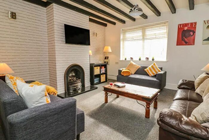 2 Bedroom Semi-Detached House For Sale In Low Street, North Ferriby, HU14