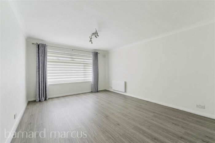 1 Bedroom Flat To Rent In The Avenue, Worcester Park KT4