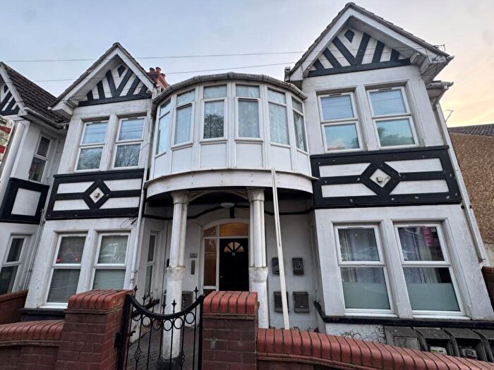 2 Bedroom Apartment For Sale In Flat E, Marsh Road, Luton, Bedfordshire, LU3