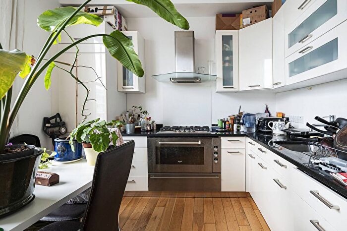 2 Bedroom Flat To Rent In Hoxton Street, Hoxton, London, N1