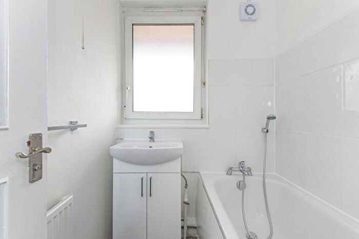 2 Bedroom Flat To Rent In Clendon Way London, SE18