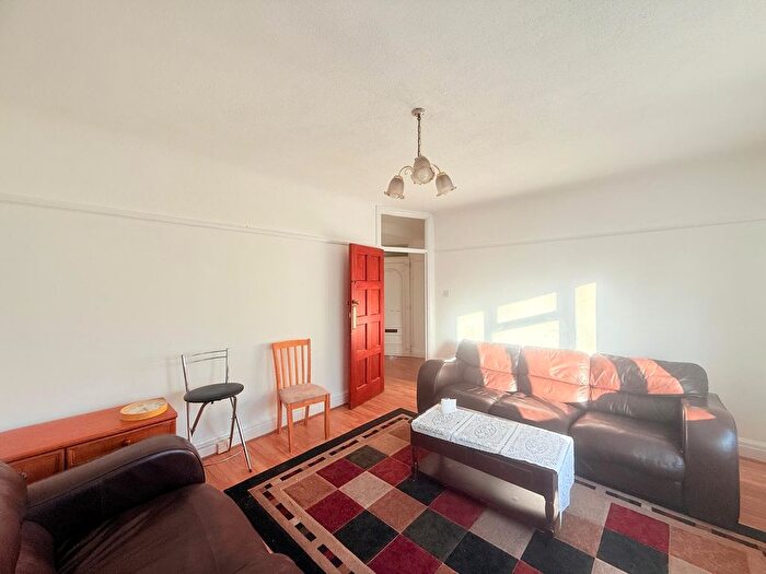 2 Bedroom Flat To Rent In Osterley Court, Great West Road, Isleworth, TW7