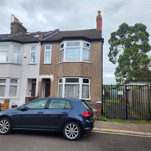 3 Bedroom House For Sale In Chivers Road, London, E4