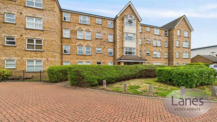 1 Bedroom Apartment For Sale In Cobham Close, Enfield, EN1