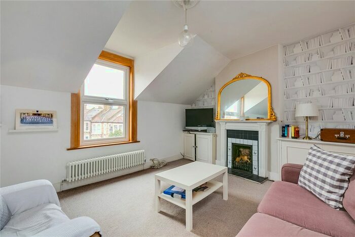 2 Bedroom Flat To Rent In Taybridge Road, Clapham Common, SW11