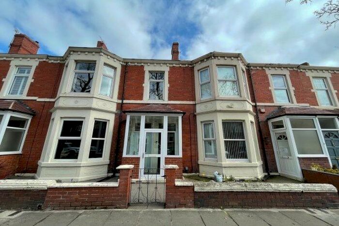 3 Bedroom Flat To Rent In Washington Terrace, North Shields, NE30