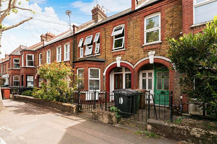 2 Bedroom Flat For Sale In Brettenham Road, Walthamstow, E17