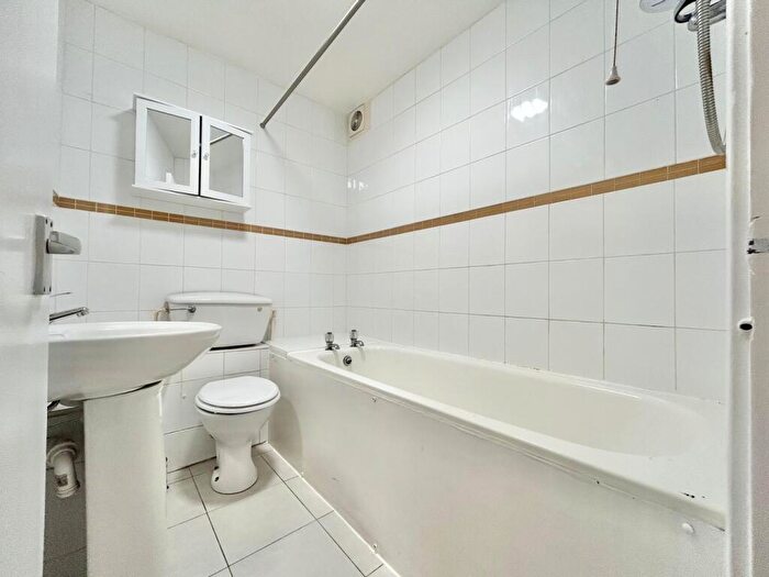 2 Bedroom Apartment To Rent In Tithe Court, Slough, SL3