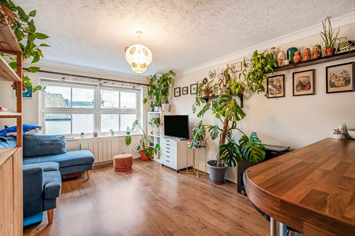 2 Bedroom Flat For Sale In Ravensbury Road, Earlsfield, London, SW18