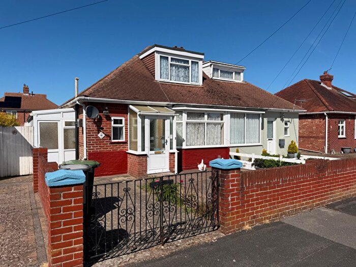 3 Bedroom Semi-detached Bungalow For Sale In Dunkeld Road, Gosport, PO12