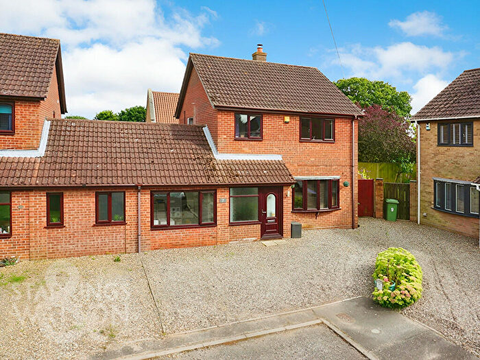 3 Bedroom Semi-Detached House For Sale In Granary Close, Freethorpe, Norwich, NR13