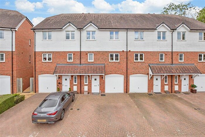 3 Bedroom Town House For Sale In Cuthbert Close, Maidstone, Kent, ME15