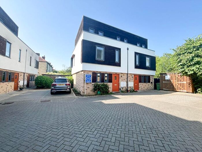 3 Bedroom Town House For Sale In Swallow Gardens, Chesterton, Cambridge, CB4
