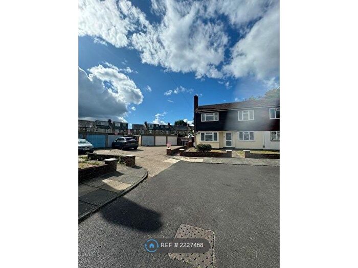 2 Bedroom Flat To Rent In Beverley Close, London, N21