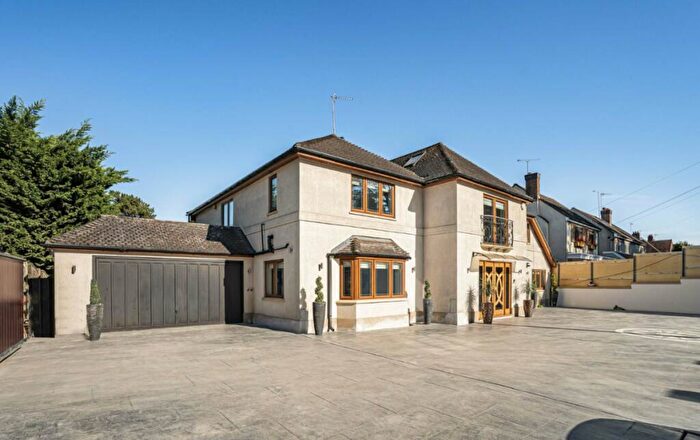 6 Bedroom Detached House To Rent In College Road, Hoddesdon, EN11