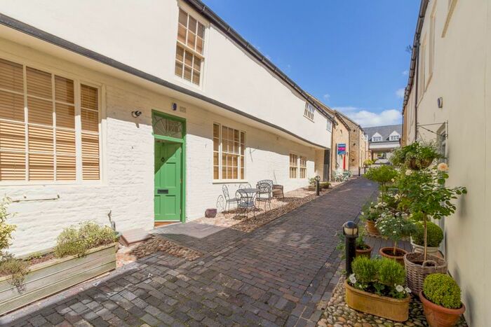 2 Bedroom Apartment To Rent In White Hart Mews, Chipping Norton, Oxfordshire, OX7