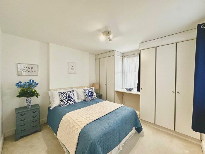 1 Bedroom Flat To Rent In Nevern Square, London, SW5