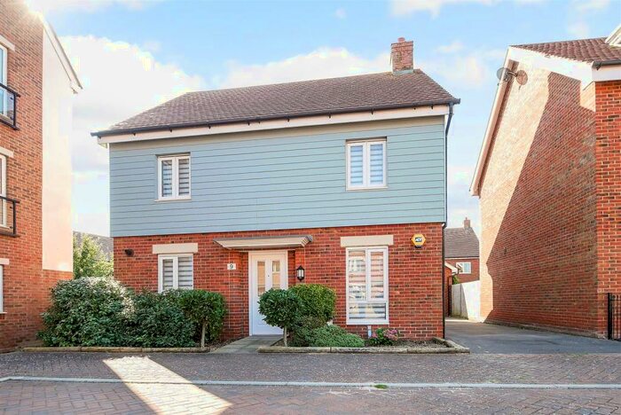 4 Bedroom Detached House To Rent In Broom Field Way, Felpham, PO22