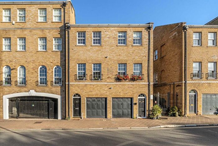 2 Bedroom Flat To Rent In Rotherhithe Street, Rotherhithe, SE16