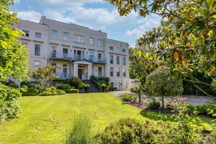 1 Bedroom Flat To Rent In Hampton Court Road, East Molesey, KT8