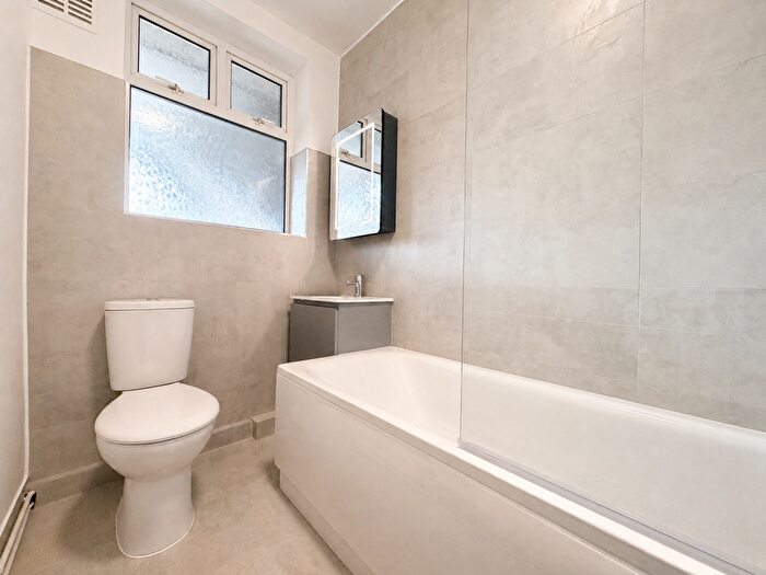 2 Bedroom Flat For Sale In Classic Mansions, Well Street, Hackney, London, E9 - Photo 9