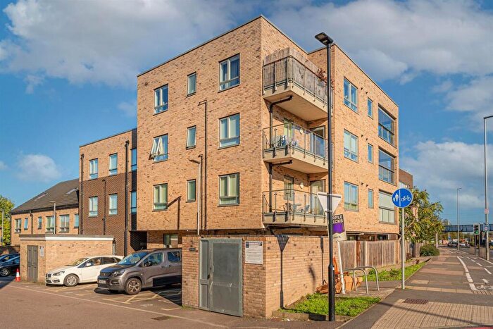 2 Bedroom Flat For Sale In Broomfield Road, London, N13