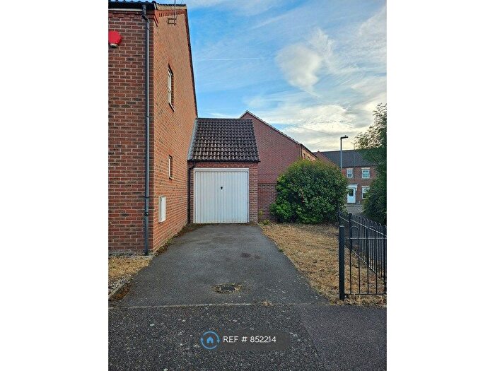 3 Bedroom End Of Terrace House To Rent In James Meadow, Langley Slough, SL3