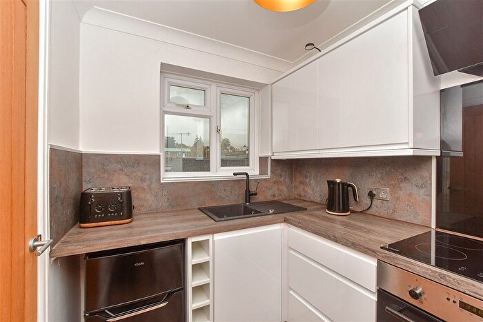 2 Bedroom Flat For Sale In Grove Hill Road, Tunbridge Wells, Kent, TN1