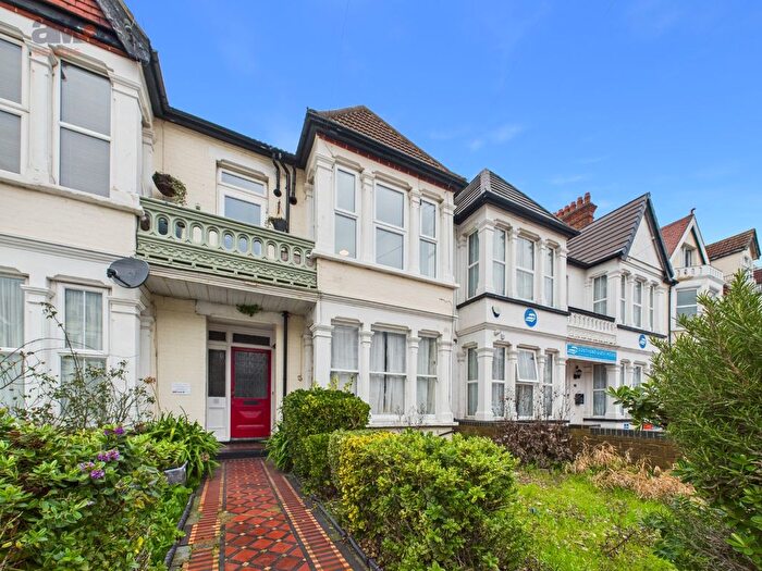 2 Bedroom Flat For Sale In Cobham Road, Westcliff-On-Sea, SS0