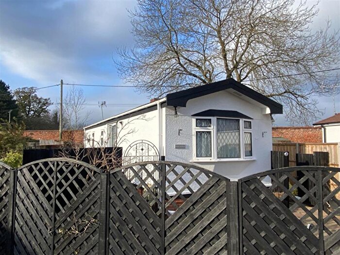 2 Bedroom Property For Sale In Westhorpe, Marlow, SL7