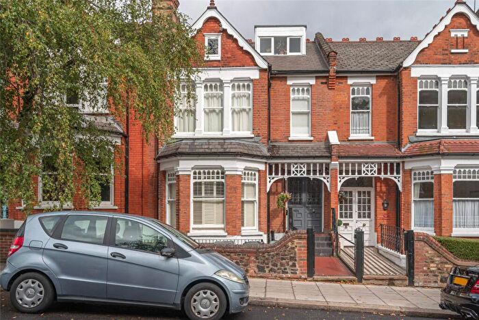 2 Bedroom Apartment For Sale In Dukes Avenue, London, N10