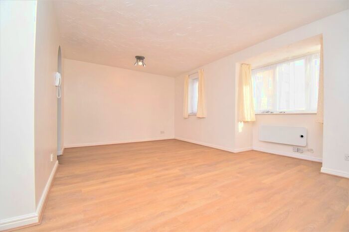2 Bedroom Flat To Rent In Chandlers Drive, Erith, DA8