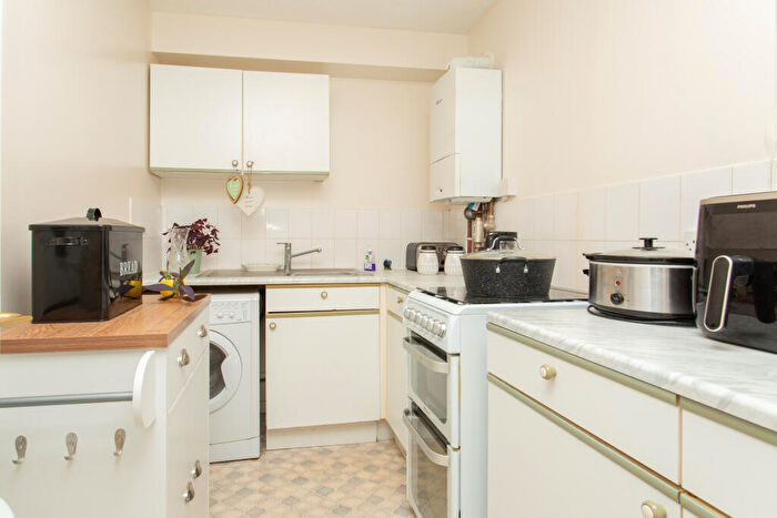 1 Bedroom Flat For Sale In Folkestone Road, Dover, CT17