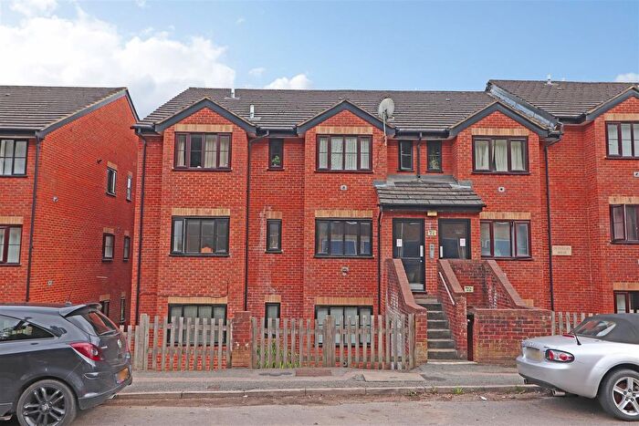 1 Bedroom Flat For Sale In Garlands Road, Redhill, RH1