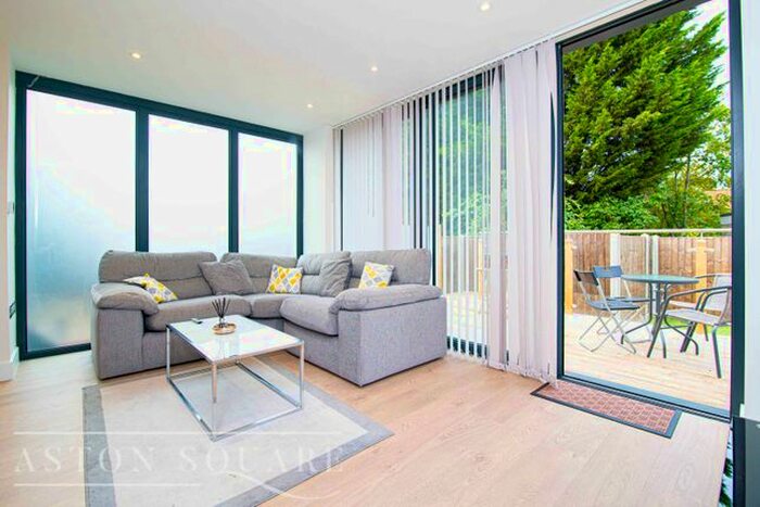 2 Bedroom Flat To Rent In The Vale, London, NW11