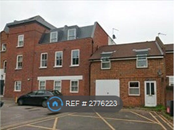 1 Bedroom Flat To Rent In Weybourne House, Chertsey, KT16