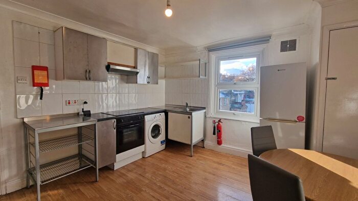 2 Bedroom Flat To Rent In Burdett Road (Top Floor Flat), Mile-End, E14
