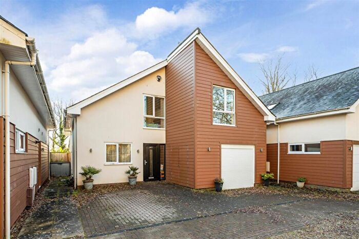 4 Bedroom Detached House For Sale In Portsmouth Road, Horndean, PO8