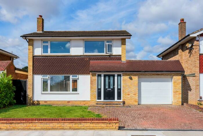 3 Bedroom Detached House To Rent In Broadwalk Orpington, BR6