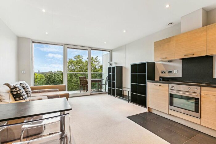 Apartment To Rent In Queenstown Road, London, SW11