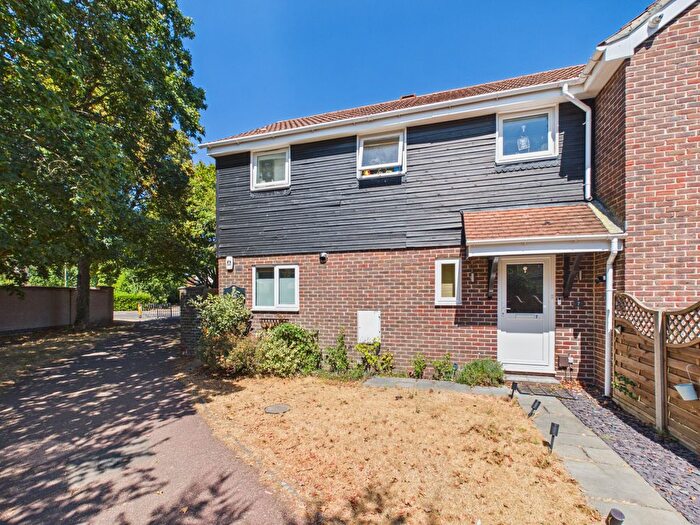 3 Bedroom Semi-Detached House For Sale In Horseshoe Close, Fareham, PO14