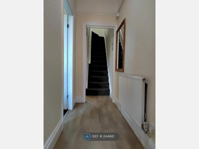 3 Bedroom Terraced House To Rent In Ashmount, Bradford, BD7