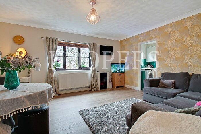 2 Bedroom Flat To Rent In Hawarden Hill, London, NW2