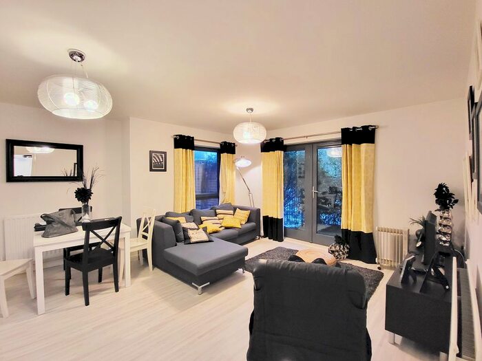 2 Bedroom Flat To Rent In Raven Close, Watford, WD18