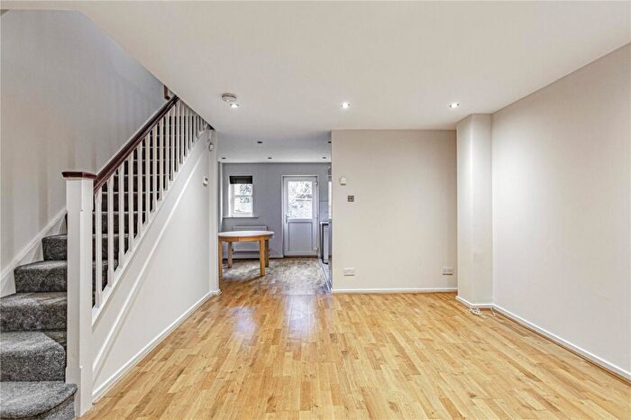 2 Bedroom Apartment To Rent In Milligan Street, London, E14