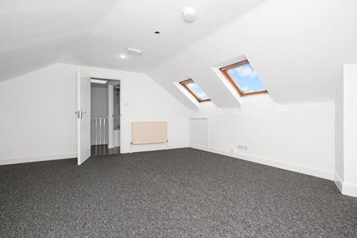 3 Bedroom Flat To Rent In Half Moon Lane, SE24