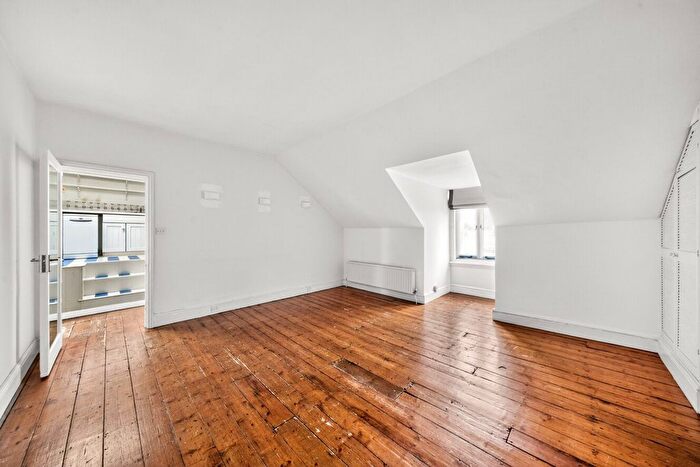 2 Bedroom Flat To Rent In Redcliffe Gardens, Chelsea, London, SW10